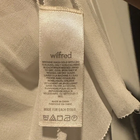 Wilfred
Daydreamer V-neck Blouse - Picture 3 of 14